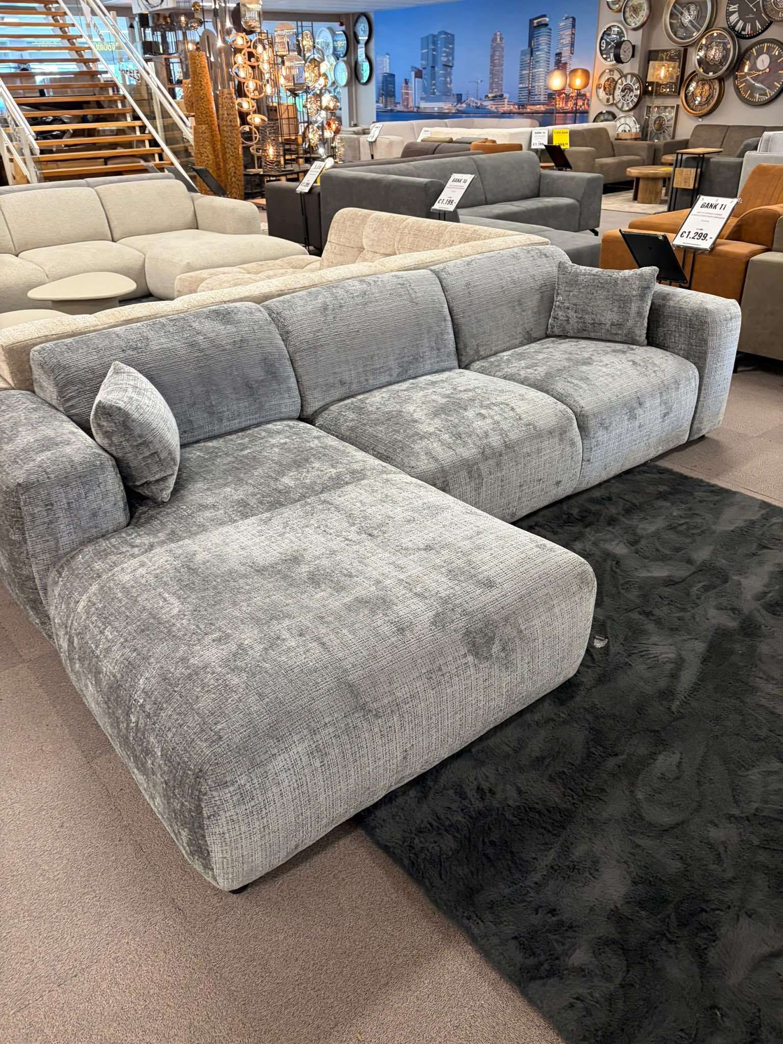 Grijze elementenbank in een ruim interieur
